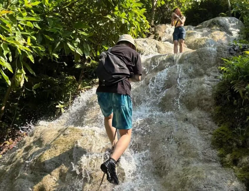 Dan Thewada - Wat Baan Den - Sticky Waterfall