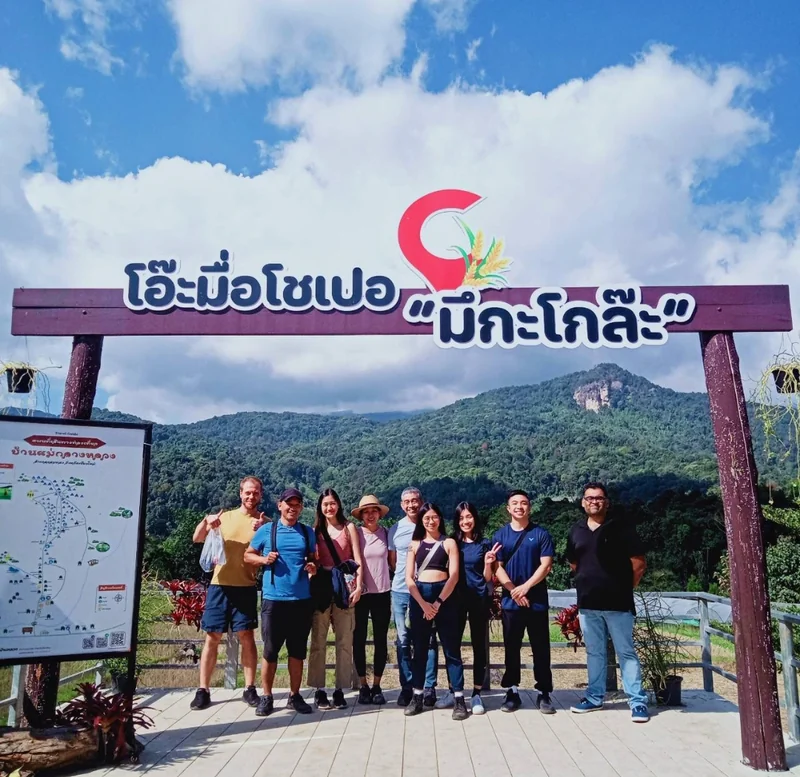 Tour group at Kew Mae Pan entrance